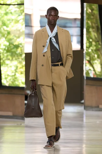 Look 15